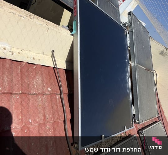 פאנלים סולאריים מותקנים על גג בניין